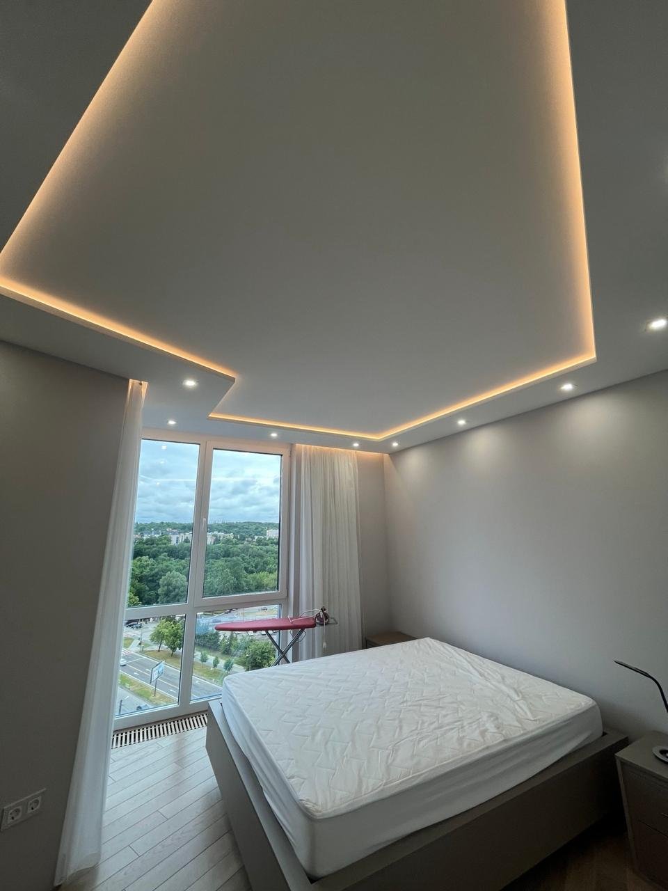 Спальня з видом — Lviv Apartment